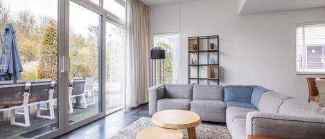 Deluxe villa, 5 slaapkamers | Woonkamer | Een open haard