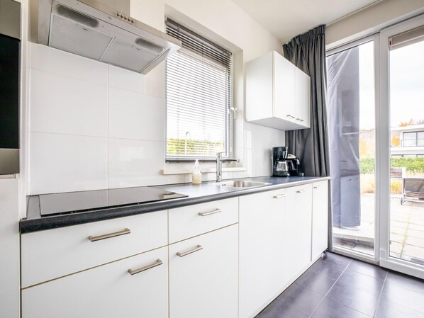 Comfort villa, 3 hálószobával | Privát konyha | Hűtőszekrény, mikrohullámú sütő, mosogatógép és kávé-/teafőző