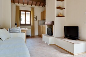 Deluxe House, 2 Bedrooms | Living room