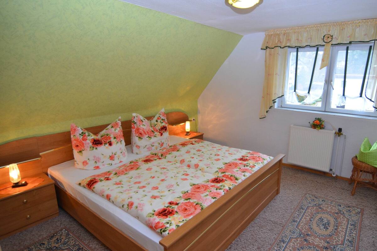 2 kamar tidur dan dilengkapi dengan perabotan berbeda-beda