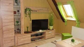 Deluxe Apartment, 2 Bedrooms | Living room