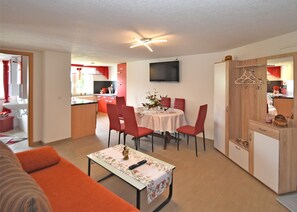 Classic Apartment, 2 Bedrooms | Living room