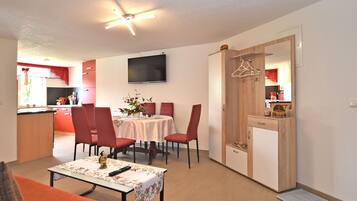 Classic Apartment, 2 Bedrooms | Living room