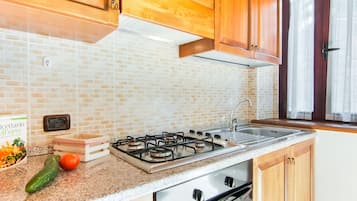Deluxe House, 1 Bedroom | Dapur peribadi | Ketuhar, mesin basuh pinggan mangkuk