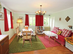Deluxe House, 2 Bedrooms | Living room - Peaceful Cottage Near Ski Area in Gmund (Gmuend in Kaernten)