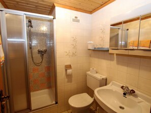 Klassiek huis, 2 slaapkamers | Badkamer | Een bad/douchecombinatie, een haardroger