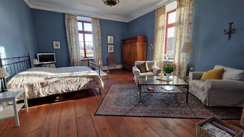 Comfort Apartment, 1 Bedroom | Living room | Fireplace, DVD player