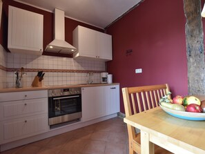 Fridge, coffee/tea maker, electric kettle, toaster - Historic Apartment in Gerdshagen With Garden (Satow)