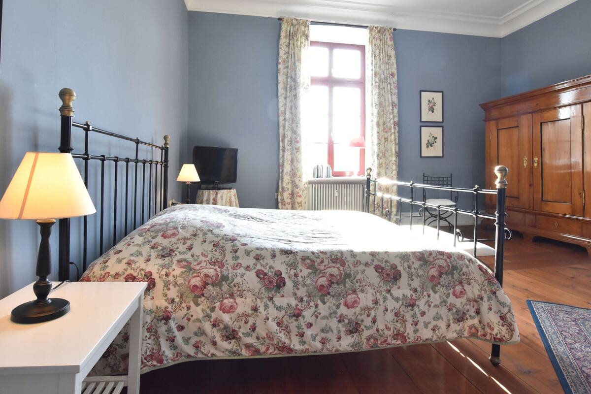 Comfort Apartment, 1 Bedroom | 5 bedrooms, individually furnished, bed sheets