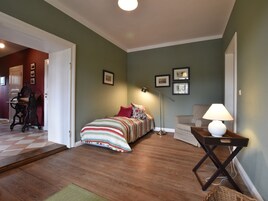 5 habitaciones, muebles diferentes y ropa de cama 