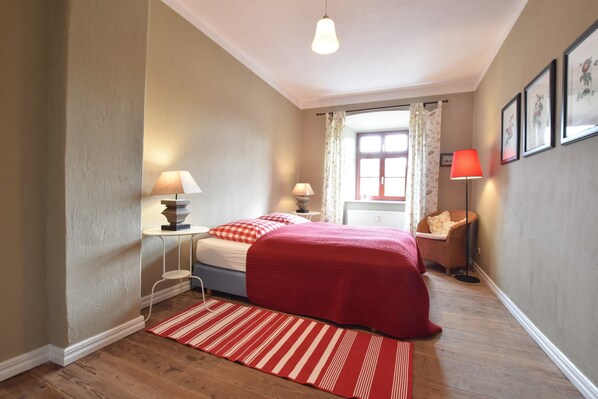 5 bedrooms, individually furnished, bed sheets - Historic Apartment in Gerdshagen With Garden (Satow)