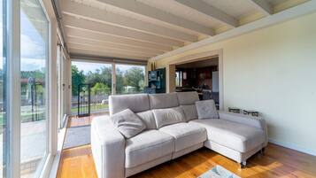 Deluxe House, 3 Bedrooms | Living room | Fireplace