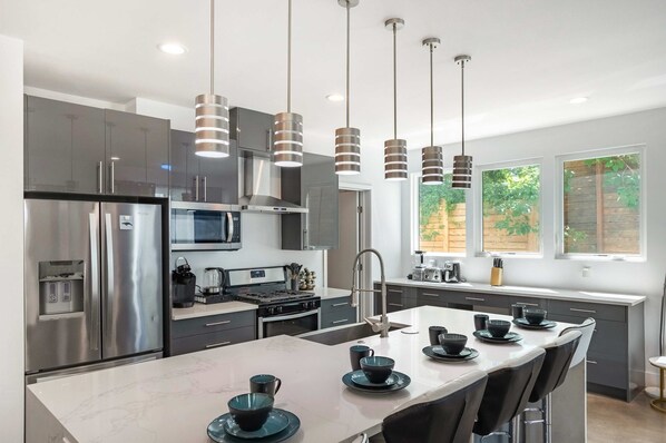 Hus | 6 sovrum, skrivbord och internet