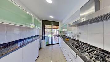 Een magnetron, een oven, een kookplaat, een vaatwasser