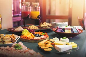 Breakfast buffet - Temba Private Game Reserve Olive Park (Makhanda)