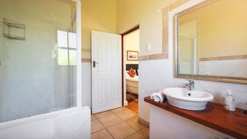 Familienzimmer | Badezimmer | Badewanne und Dusche (separat), kostenlose Toilettenartikel