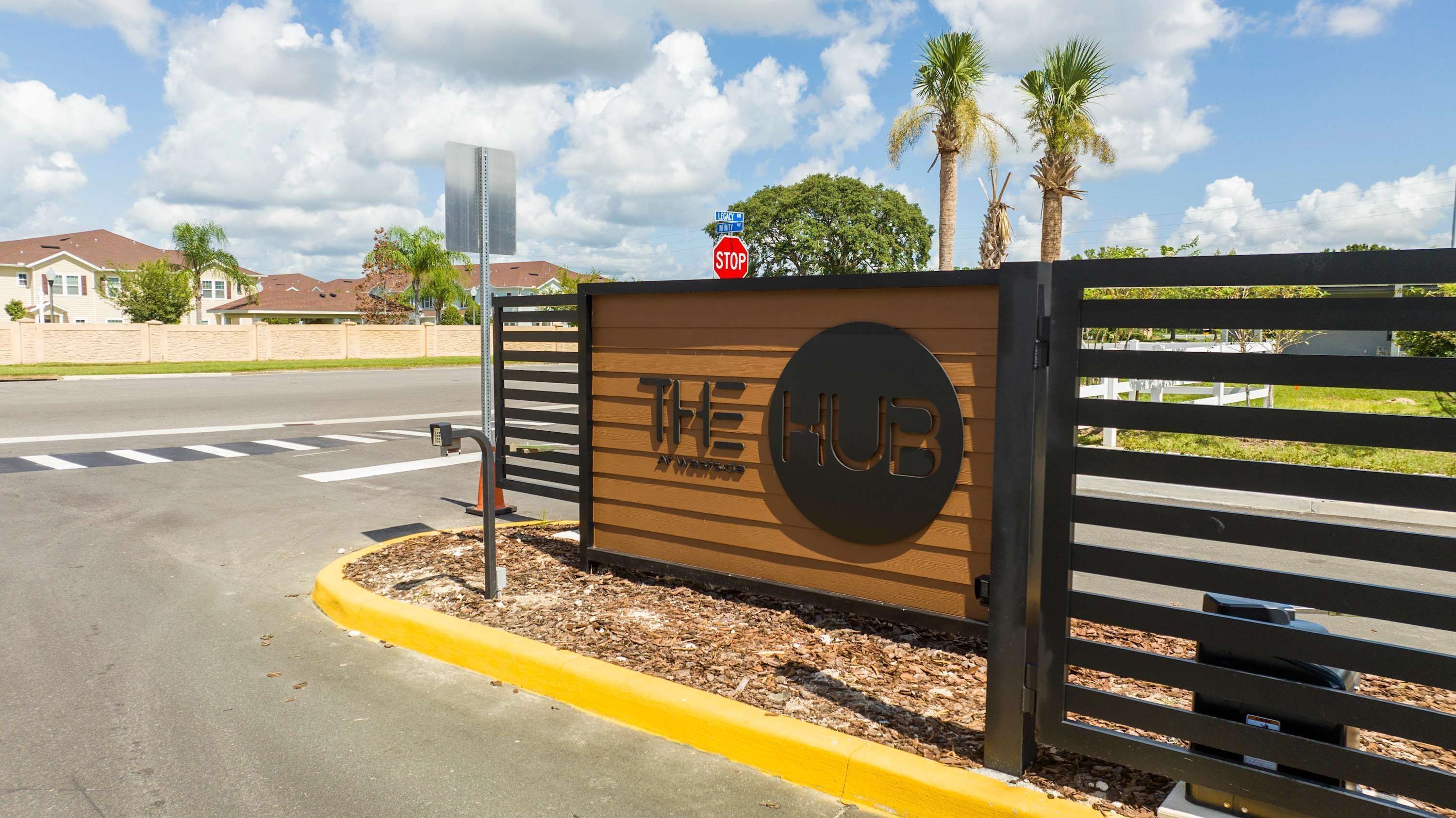 En port med en skilte der står "THE HUB" og et stopskilt.