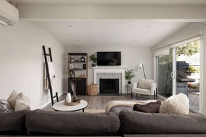 Televisión y chimenea 