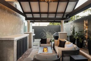 Terrace/patio - Covered Backyard lounge w/Fire Pit|King Bed|BBQ (San Diego)