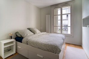 1 bedroom, iron/ironing board, internet, bed sheets - Modern & Contemporary 1BD Flat, Île Saint-Louis (Paris)