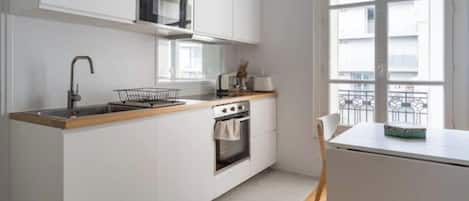Coffee/tea maker, fridge, microwave, oven