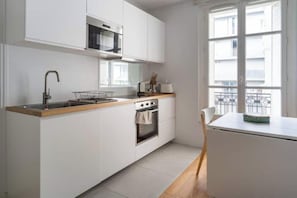 Coffee/tea maker, fridge, microwave, oven