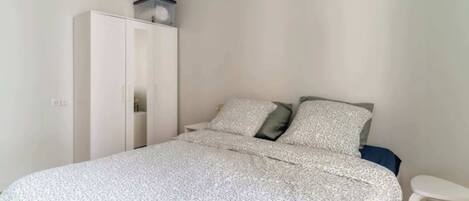 1 bedroom, iron/ironing board, Internet, bed sheets