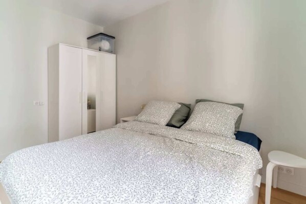 1 bedroom, iron/ironing board, Internet, bed sheets