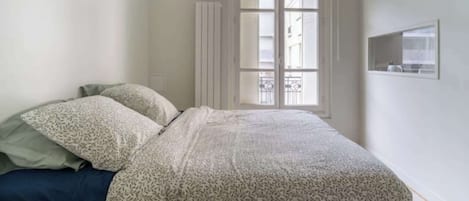 1 habitación, tabla de planchar con plancha, internet y ropa de cama