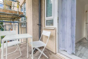 Outdoor dining - Well-Presented 1BD Flat, Heart of East London (Greater London)
