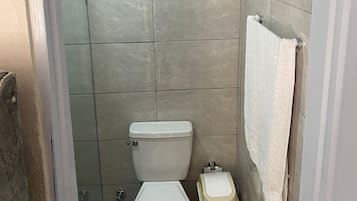 Serviettes fournies, savon, papier toilette