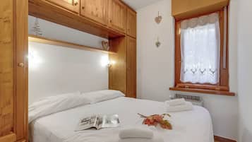 Family Apartment, Multiple Bedrooms (Wolf & Deer Apartment Ski-In Ski-Out)
