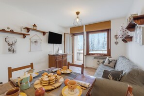 Flat-screen TV - Wolf & Deer Apartment Ski-in Ski-out 250m (Sestriere)