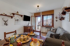 Familie appartement, meerdere slaapkamers (Wolf & Deer Apartment Ski-In Ski-Out) | Dineerruimte