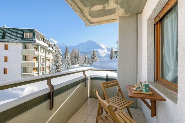 Family Apartment, 2 Bedrooms (Wolf & Deer Apartment Ski-In Ski-Out) | Outdoor dining