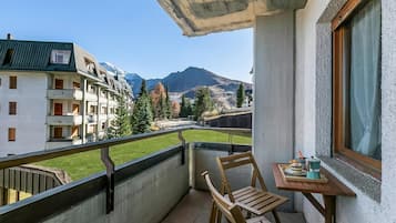 Family Apartment, Multiple Bedrooms (Wolf & Deer Apartment Ski-In Ski-Out) | Outdoor dining