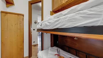 Familienapartment, 2 Schlafzimmer (Wolf & Deer Apartment Ski-In Ski-Out) | 2 Schlafzimmer, kostenloses WLAN, Bettwäsche