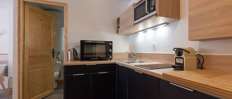 Réfrigérateur, micro-ondes, lave-vaisselle, cafetiÚre/bouilloire