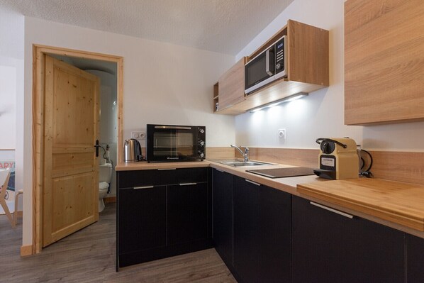 Fridge, microwave, dishwasher, coffee/tea maker