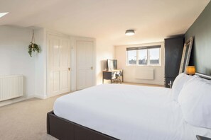 4 habitaciones, escritorio y tabla de planchar con plancha