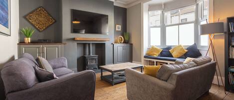 Televisor, llar de foc, futbolí i llibres