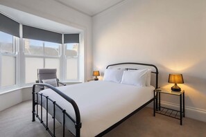 4 habitaciones, escritorio y tabla de planchar con plancha 