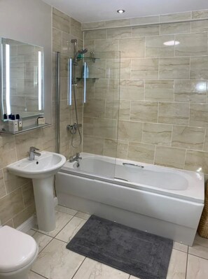 Sèche-cheveux, serviettes fournies, papier toilette