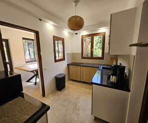 Fridge, microwave, dishwasher, coffee/tea maker - Lodging in a pine park with swimming pool-Canigou (Argelès-sur-Mer)