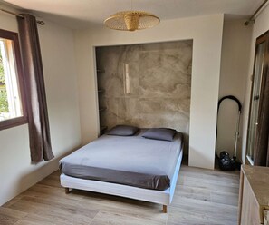 2 makuuhuonetta, työpöytä, silitysrauta/-lauta, Wi-Fi