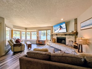 Smart TV, fireplace