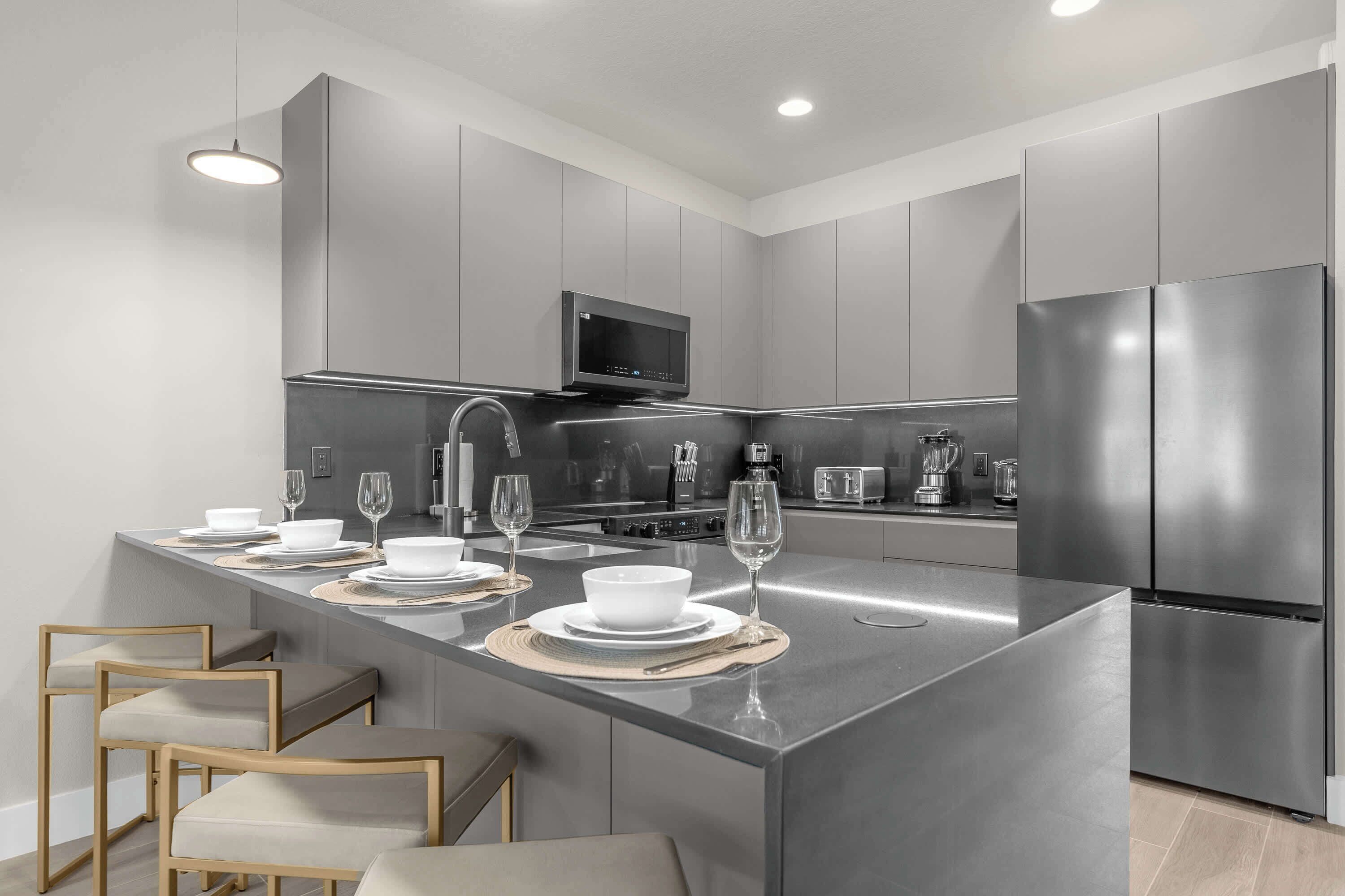 Een koelkast, een magnetron, een oven, een kookplaat