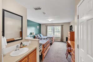 Studio | Laptop workspace, free WiFi