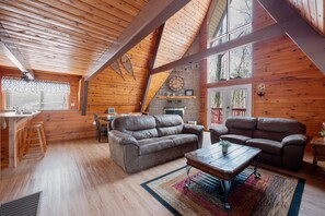 Chalet rustique, 3 chambres | Aire de séjour | Téléviseur connecté