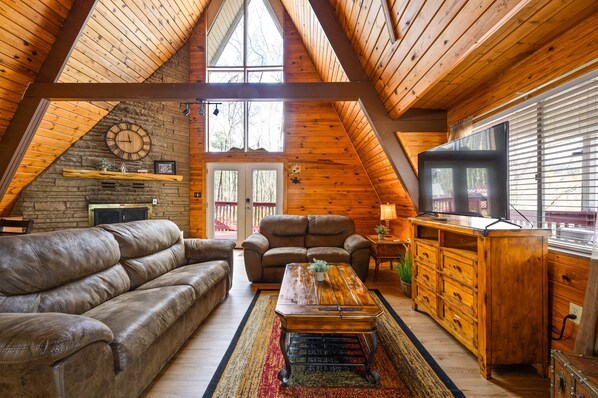 Cabane, 3 chambres | Coin séjour | TV connectée